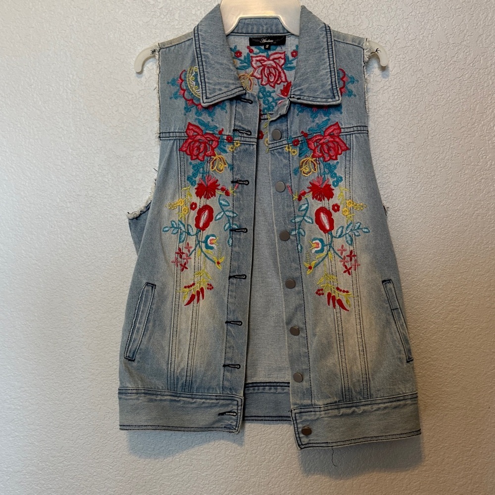 ANDREE BY UNIT Embroidered Denim Vest - Blue and Red